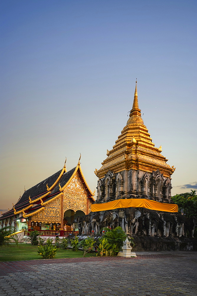 Chedi Chiang Lom at Wat Chiang Man Buddhist temple complex at dusk, Chiang Mai, Thailand, Southeast Asia, Asia