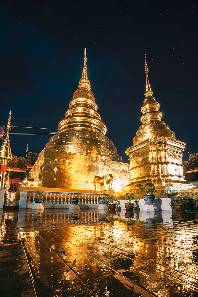 Wat Phra Singh Gold Temple at night, Chiang Mai, Thailand, Southeast Asia, Asia