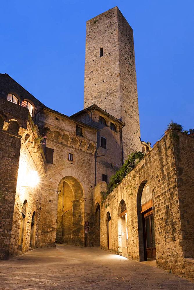 Dusk view of Torre dei Cugnanesi, San Gimignano, UNESCO World Heritage Site, Tuscany, Italy, Europe