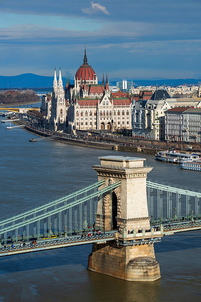 View over the River Danube River to Chain Bridge and Parliament Building, UNESCO World Heritage Site, Budapest, Hungary, Europe