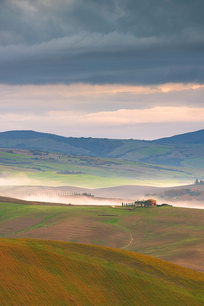 Rolling landscape with farm house and mist, Tuscany, Italy, Europe