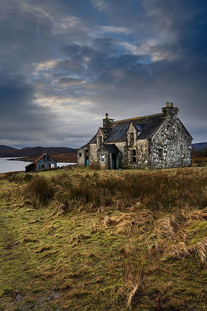 Abandoned croft house overlooking Loch Siophort and the Harris Hills, Isle of Lewis, Outer Hebrides, Scotland, United Kingdom, Europe