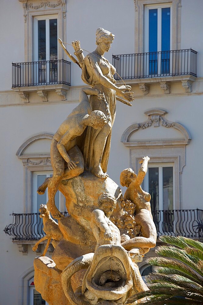 The Fountain of Artemis (Fountain of Diana), Piazza Archimede, Ortygia (Ortigia), Syracuse (Siracusa), Sicily, Italy, Europe