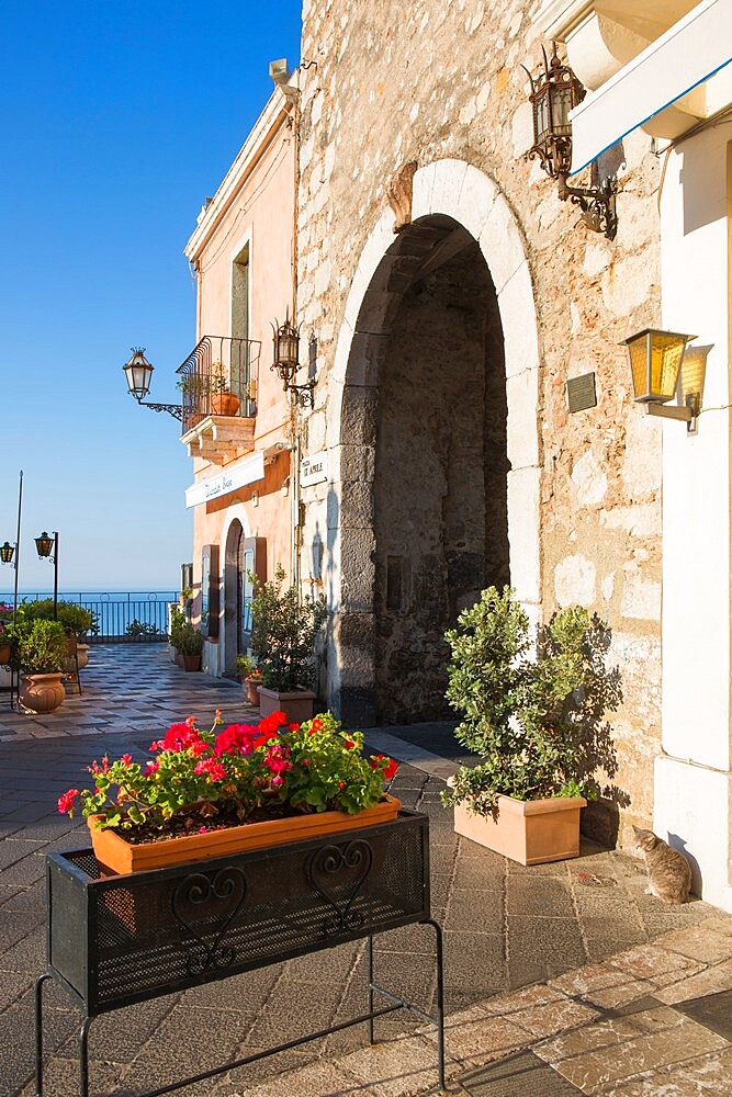 The Porta di Mezzo, western entrance to Piazza IX Aprile, early morning, Taormina, Messina, Sicily, Italy, Mediterranean, Europe