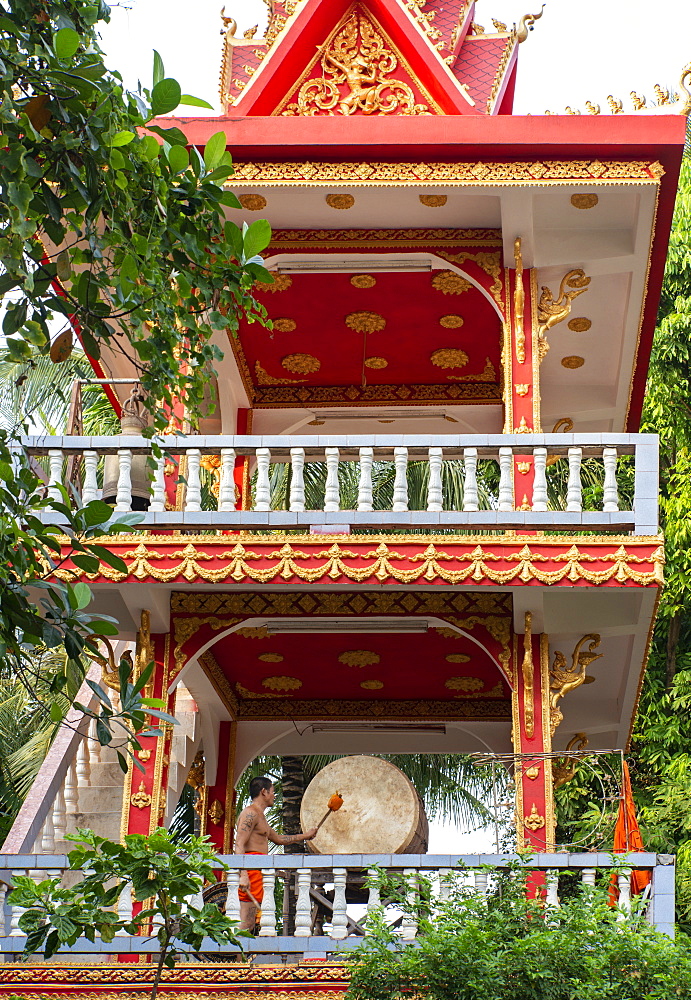 A monk sounding a gong, Vientiane, Laos, Indochina, Southeast Asia, Asia