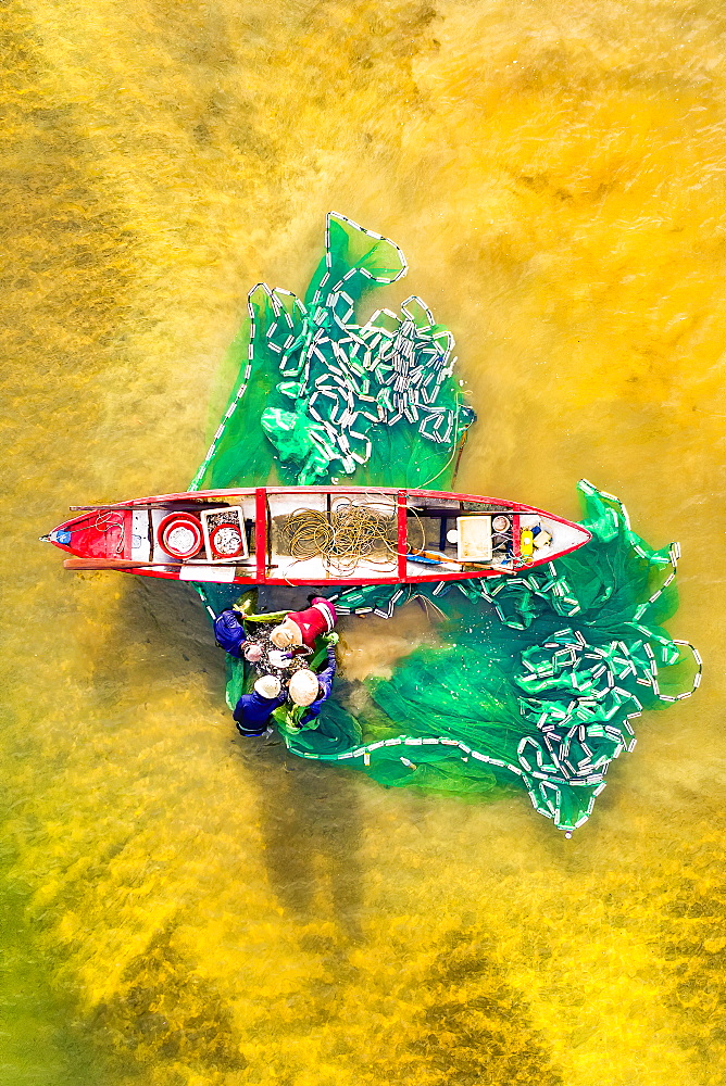 Fishermen fishing in the estuary, Quang Ngai, Vietnam, Indochina, Southeast Asia, Asia