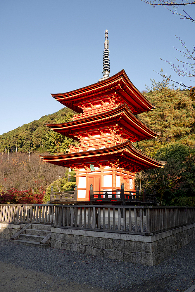 Kiyomizu-dera Buddhist temple and Koyasunoto three Story Pagoda with autumn colors, Kyoto, UNESCO World Heritage Site, Honshu, Japan, Asia