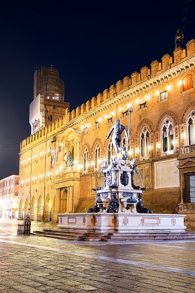 Night view of the fountain of Neptune and d'Accursio municipal palace in the historical centre of Bologna, Bologna, Emilia Romagna, Italy, Europe