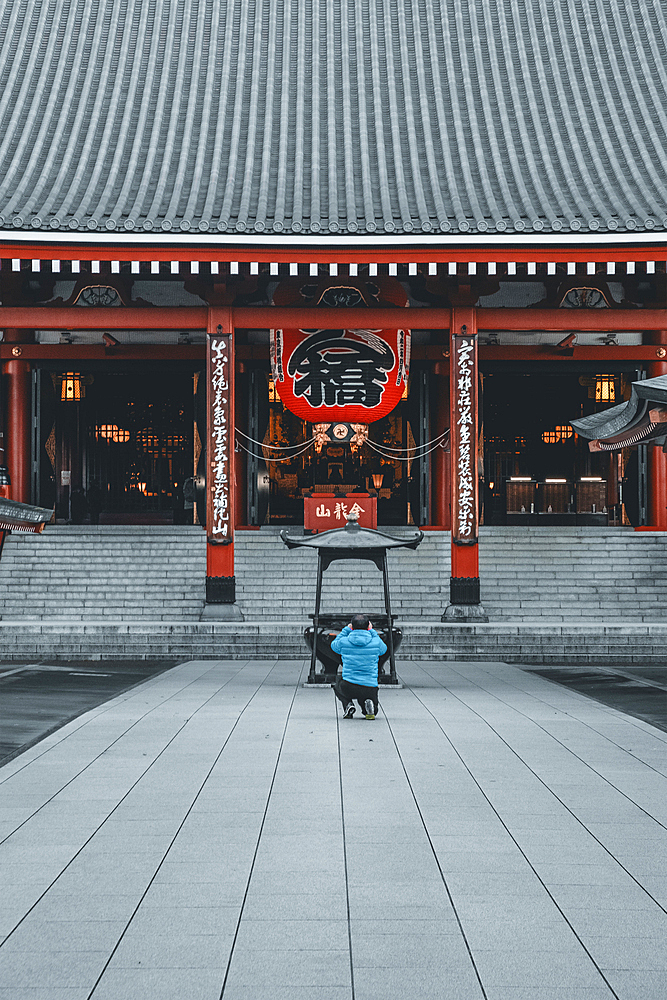 A tourist taking picture of the Senso ji Temple in Tokyo, Honshu, Japan, Asia