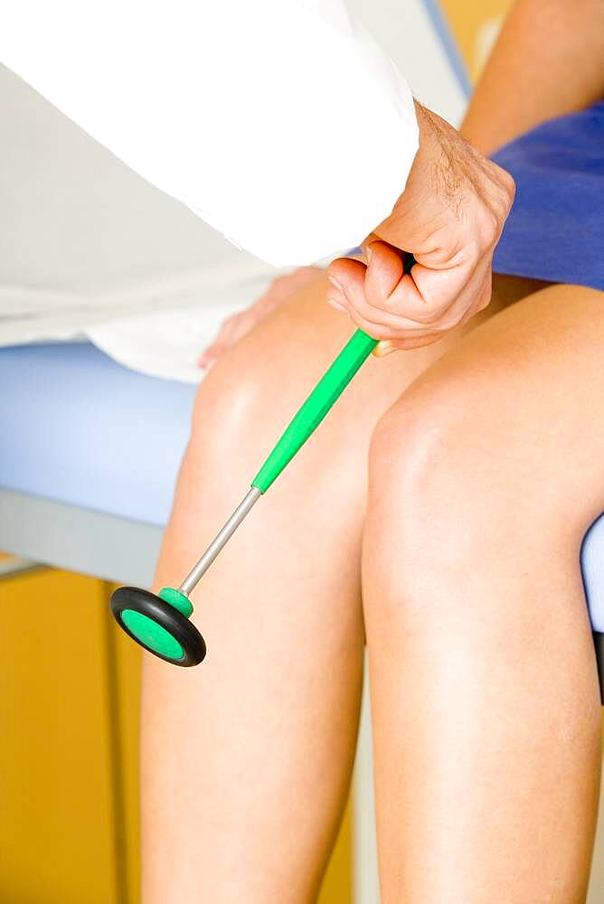 Patellar reflex ; the patellar tendon is percuted with the help of a hammer then training the extension of the leg.