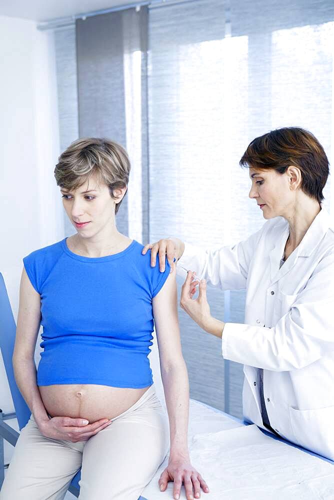 Pregnant woman vaccination.