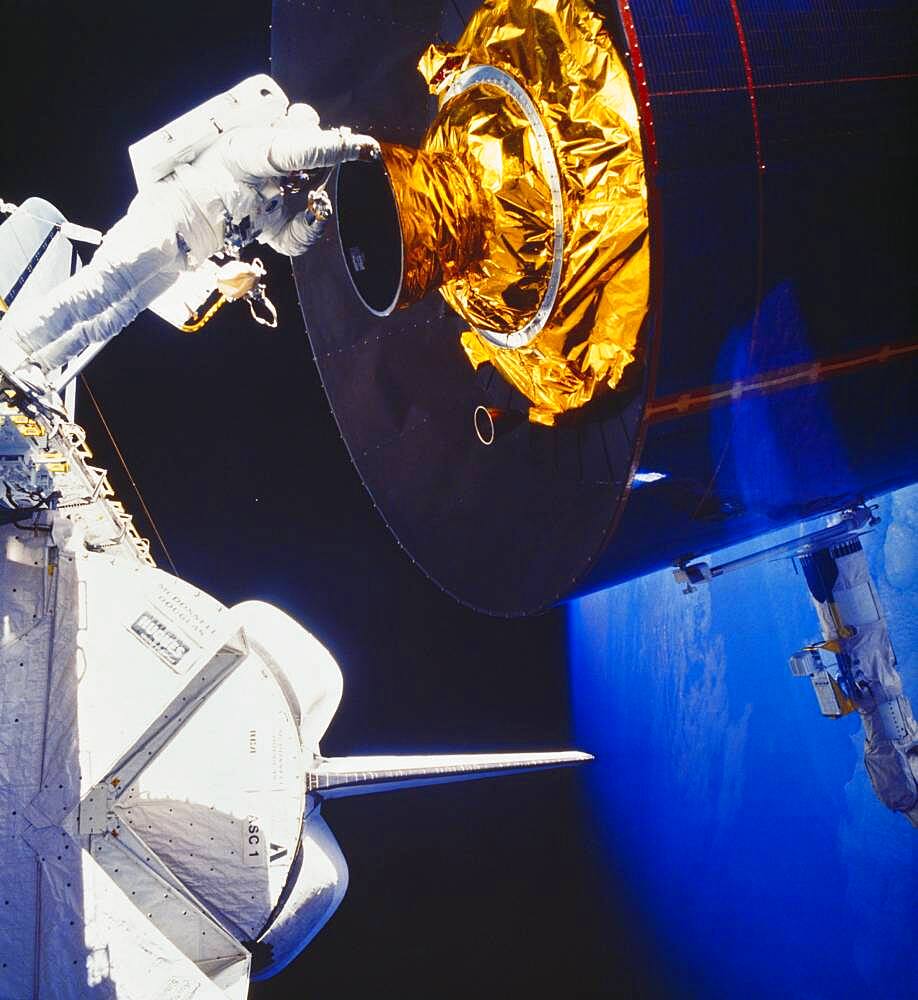 STS-51-I, Van Hoften and Fisher Spacewalk