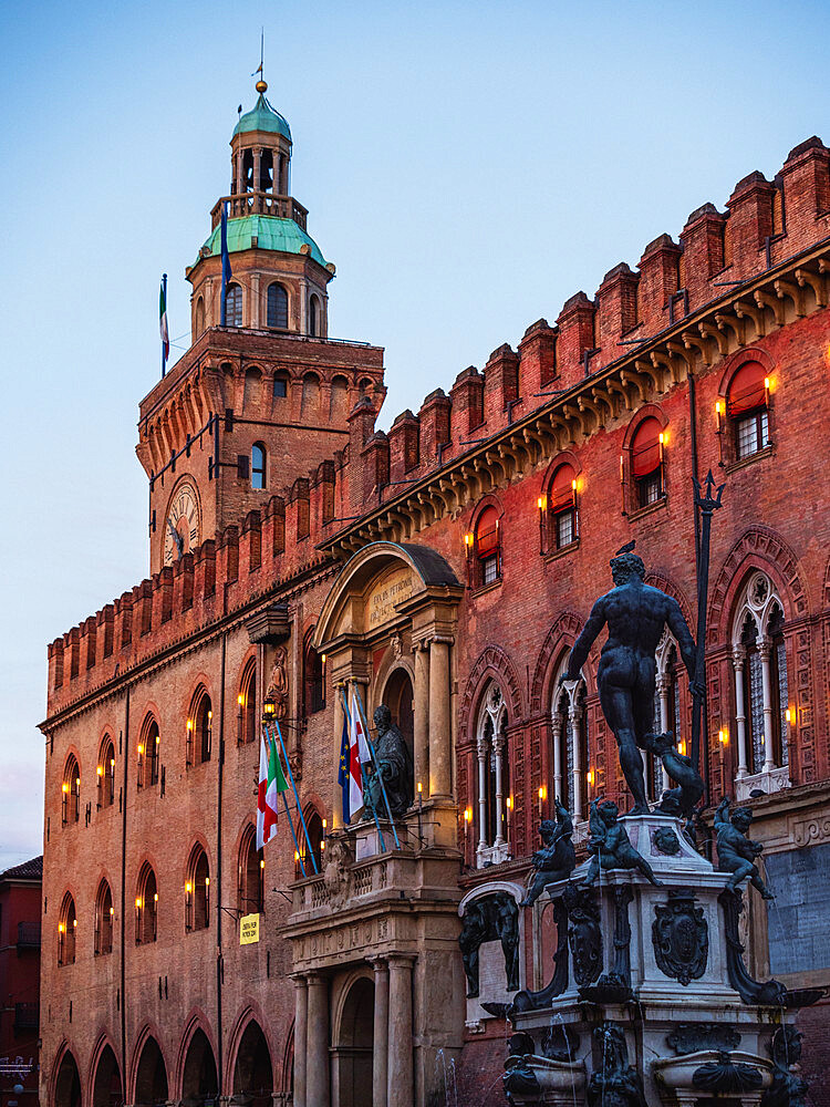 The statue of Poseidon with Palazzo D'Accursio in the background, Piazza Maggiore, Bologna, Emilia Romagna, Italy, Europe