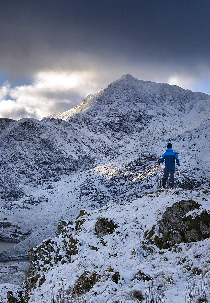 Walker looking to Mount Snowdon (Yr Wyddfa) in winter, Snowdonia National Park, Eryri, North Wales, United Kingdom, Europe