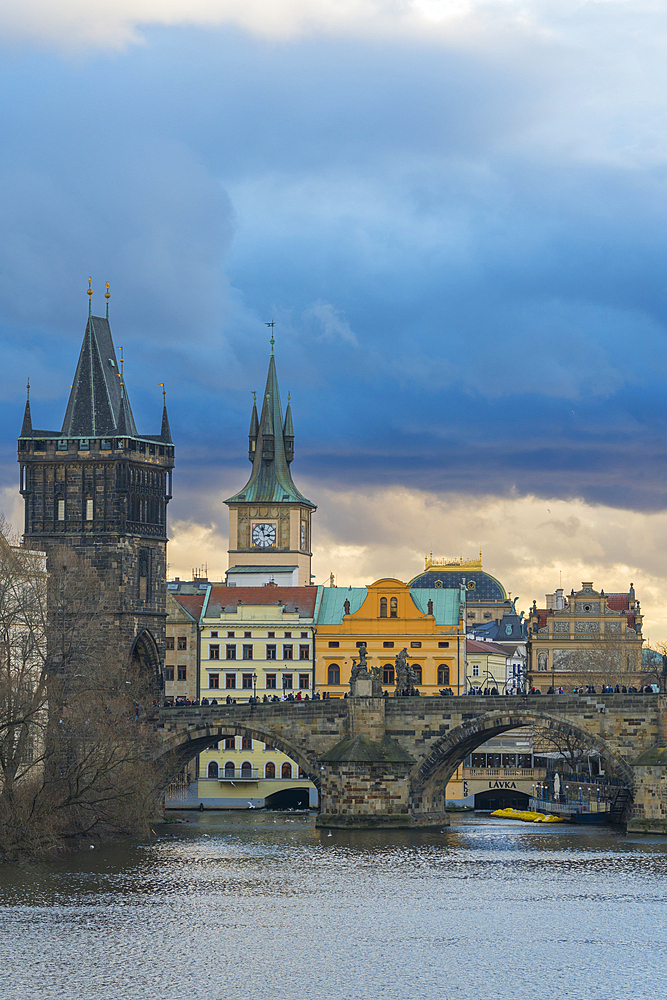 Charles Bridge and Old Town Bridge Tower, UNESCO World Heritage Site, Prague, Bohemia, Czech Republic (Czechia), Europe