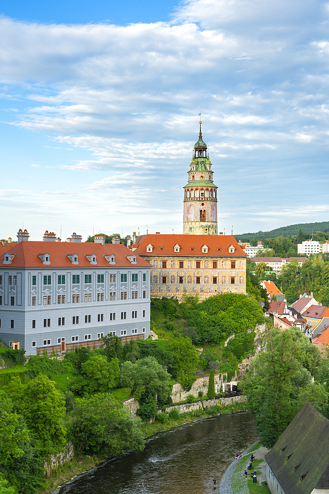 Vltava River by State Castle and Chateau Cesky Krumlov in town, UNESCO World Heritage Site, Cesky Krumlov, South Bohemian Region, Czech Republic (Czechia), Europe