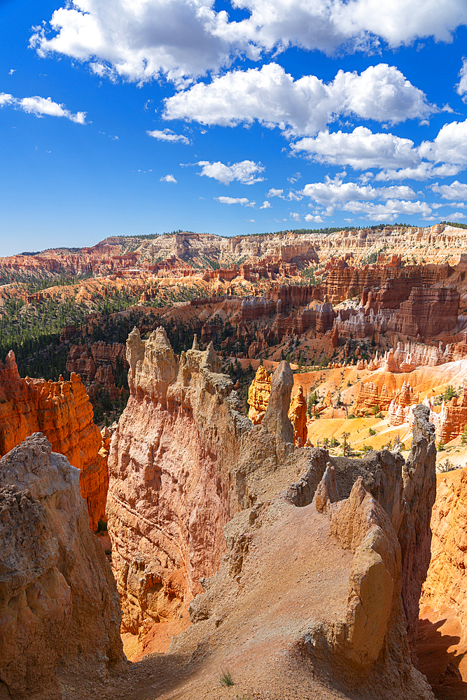 Scenic view of hoodoos and rock formations from Queens Garden Trail near Sunrise Point, Bryce Canyon National Park, Utah, United States of America, North America