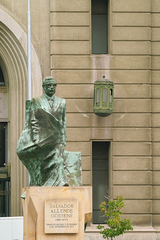 Statue of Chilean president Salvador Allende Gossens at Plaza de la Constitucion in front of La Moneda palace, Santiago, Santiago Metropolitan Region, Chile, South America