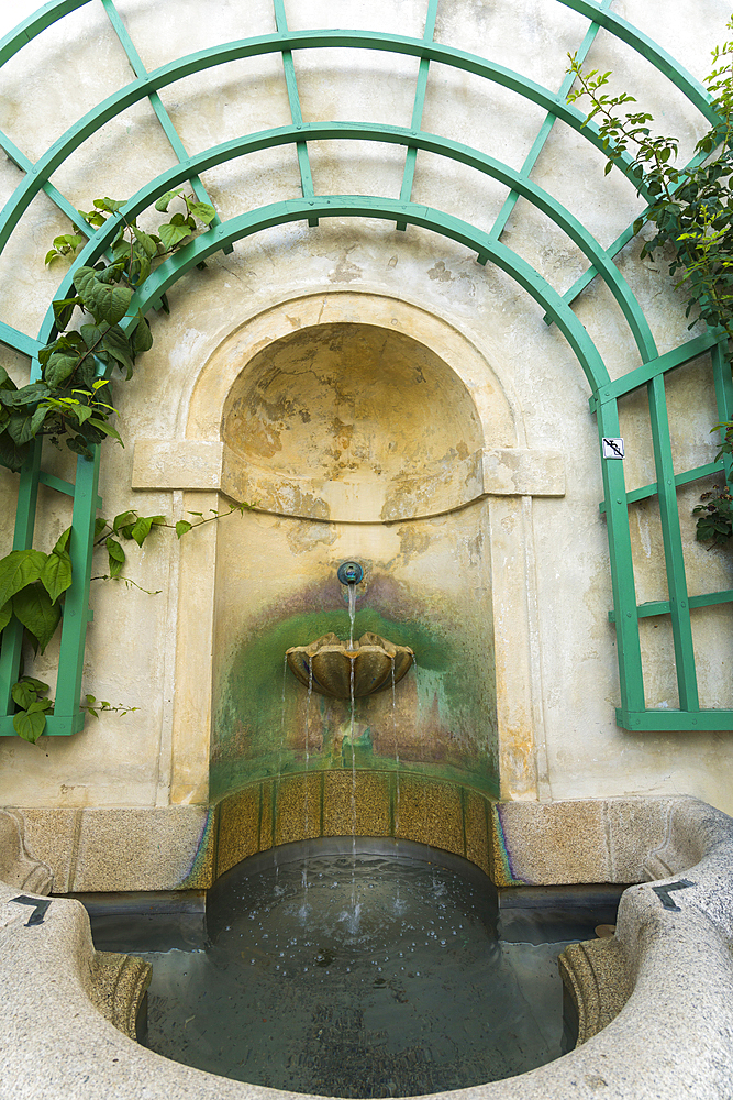 Little fountain on premises of Cesky Krumlov Castle and Chateau, Cesky Krumlov, South Bohemian Region, Czech Republic (Czechia), Europe