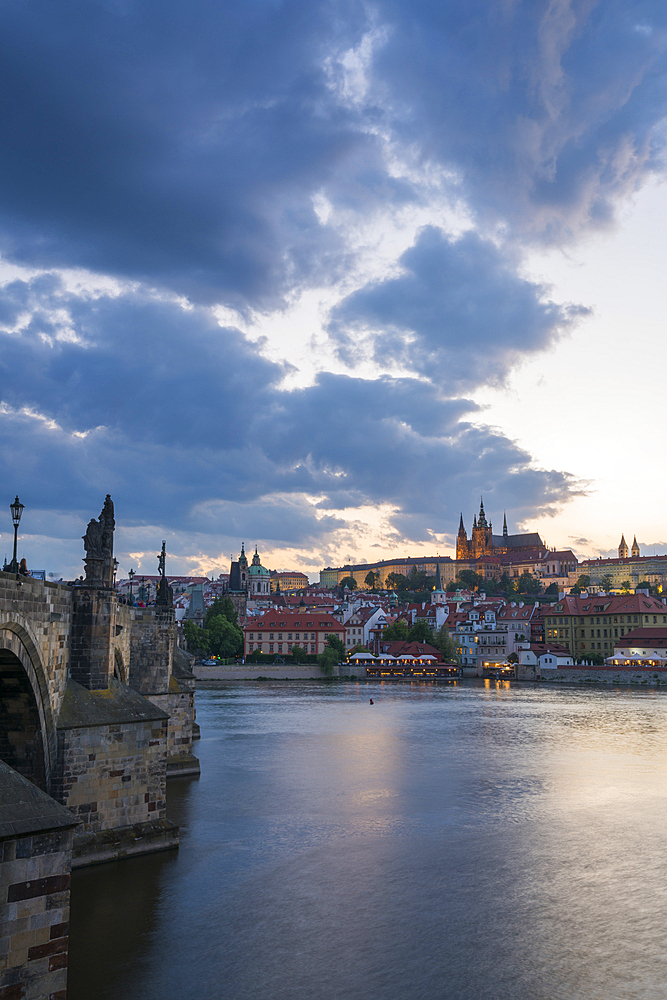 Prague Castle and Charles Bridge on Vltava River in city at twilight, UNESCO World Heritage Site, Prague, Bohemia, Czech Republic (Czechia), Europe