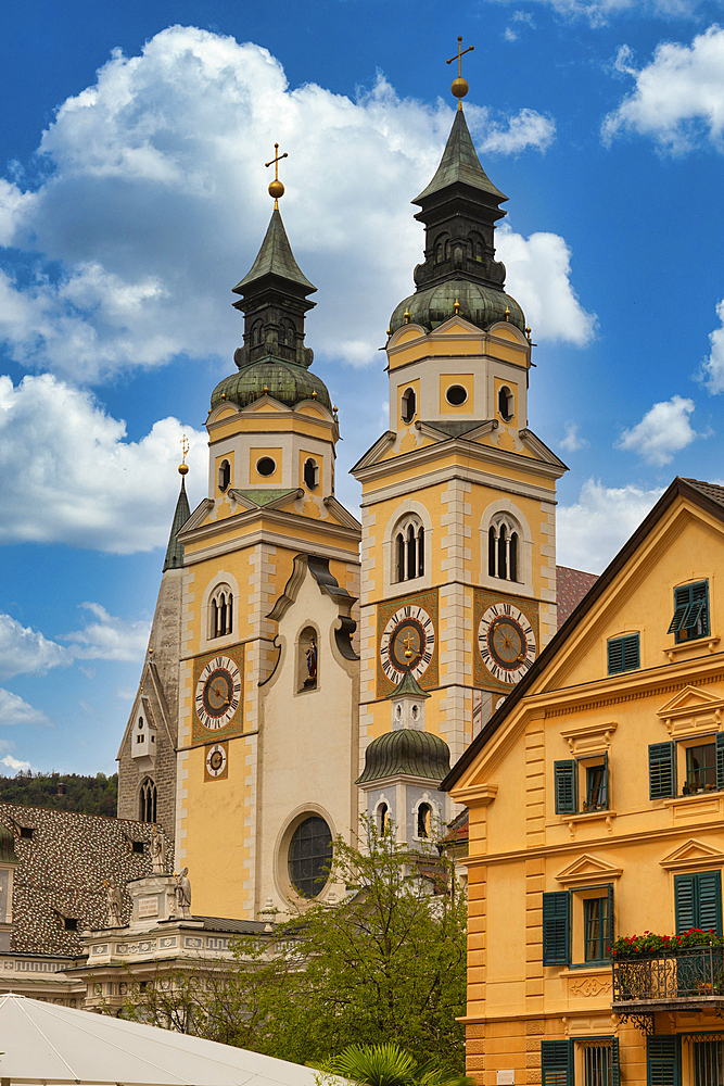 Cathedral Square and Baroque Cathedral, Brixen, Sudtirol (South Tyrol) (Province of Bolzano), Italy, Europe