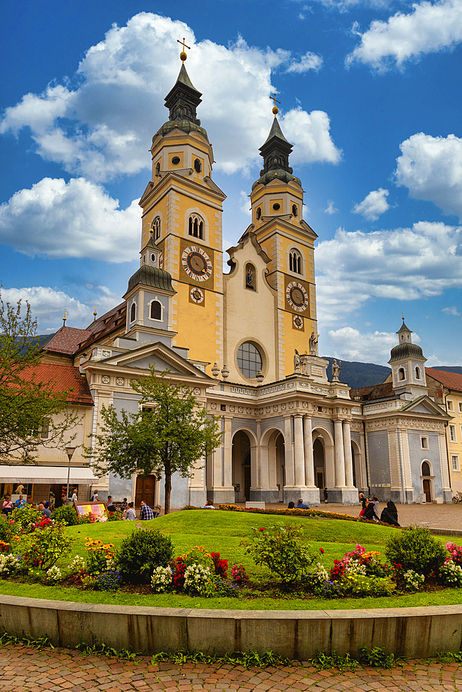 Cathedral Square and Baroque Cathedral, Brixen, Sudtirol (South Tyrol) (Province of Bolzano), Italy, Europe