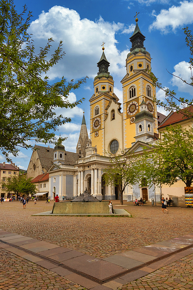 Cathedral Square and Baroque Cathedral, Brixen, Sudtirol (South Tyrol) (Province of Bolzano), Italy, Europe