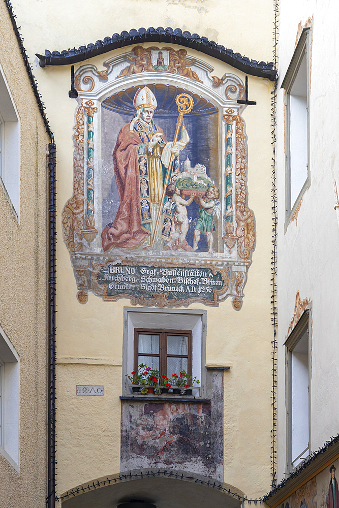 Fresco on a Gateway to the old town, Bruneck, Sudtirol (South Tyrol) (Province of Bolzano), Italy, Europe