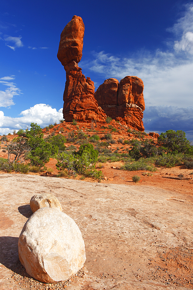 Balanced Rock, Arches National Park, Utah, United States of America, North America