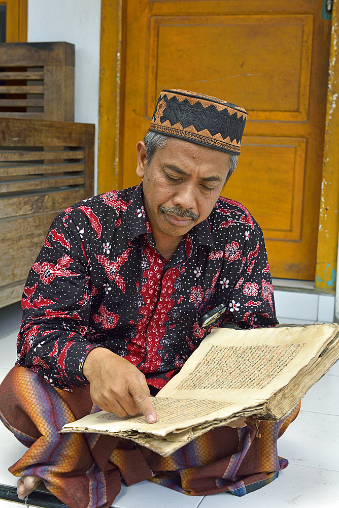 Guide for a visit of the Jami Lasem Mosque, Java island, Indonesia, Southeast Asia, Asia