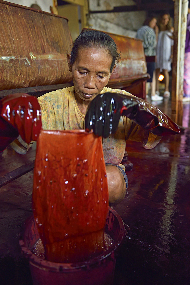 dyeing, Kidang Mas Batik House, Lasem, Java island, Indonesia, Southeast Asia