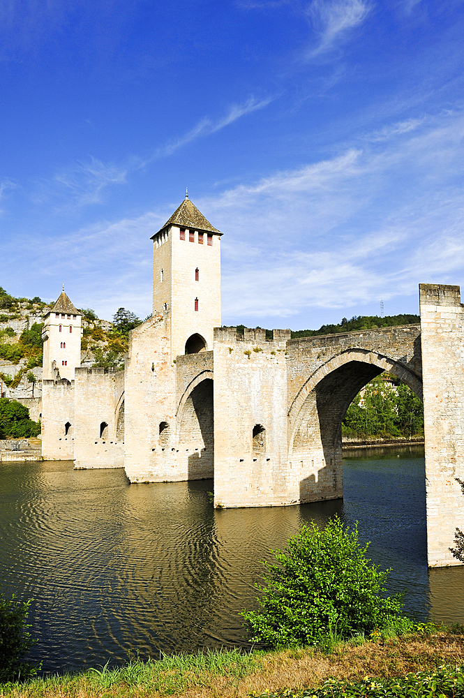 Pont Valentre, 14th-century stone arch bridge crossing the Lot River, Cahors, Lot department, region of Midi-Pyrenees, Occitanie, southwest of France, Europe