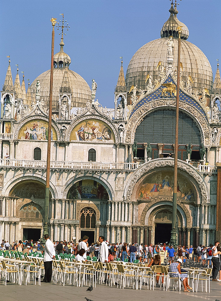 Tourists in front of the Basilica San Marco in Venice, UNESCO World Heritage Site, Veneto, Italy, Europe