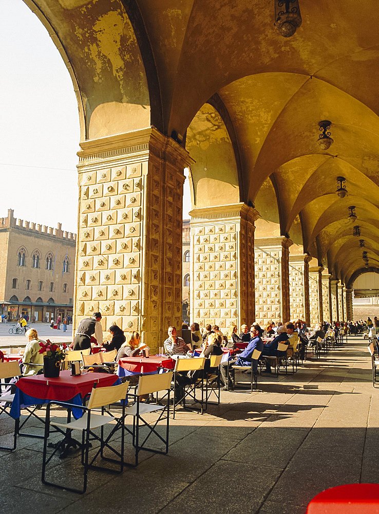 Cafe in the arcade, Piazza Maggiore, Bologna, Emilia-Romagna, Italy