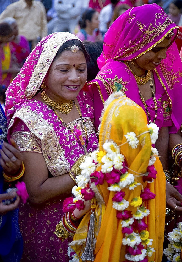 A woman dressed in a colourful sari at the Mewar Festival on Lake Pichola, Udaipur, Rajasthan, India, Asia