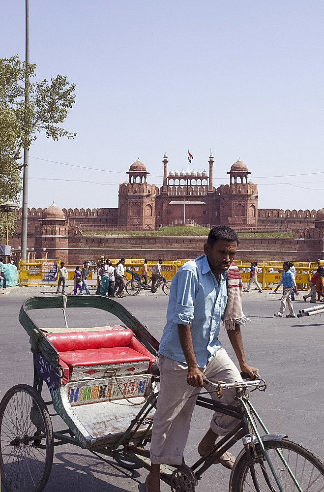 Rickshaw driver near Lahore Gate, Old Delhi, India, Asia