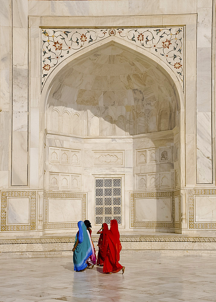 Women in brightly coloured saris at the Taj Mahal, UNESCO World Heritage Site, Agra, Uttar Pradesh, India, Asia