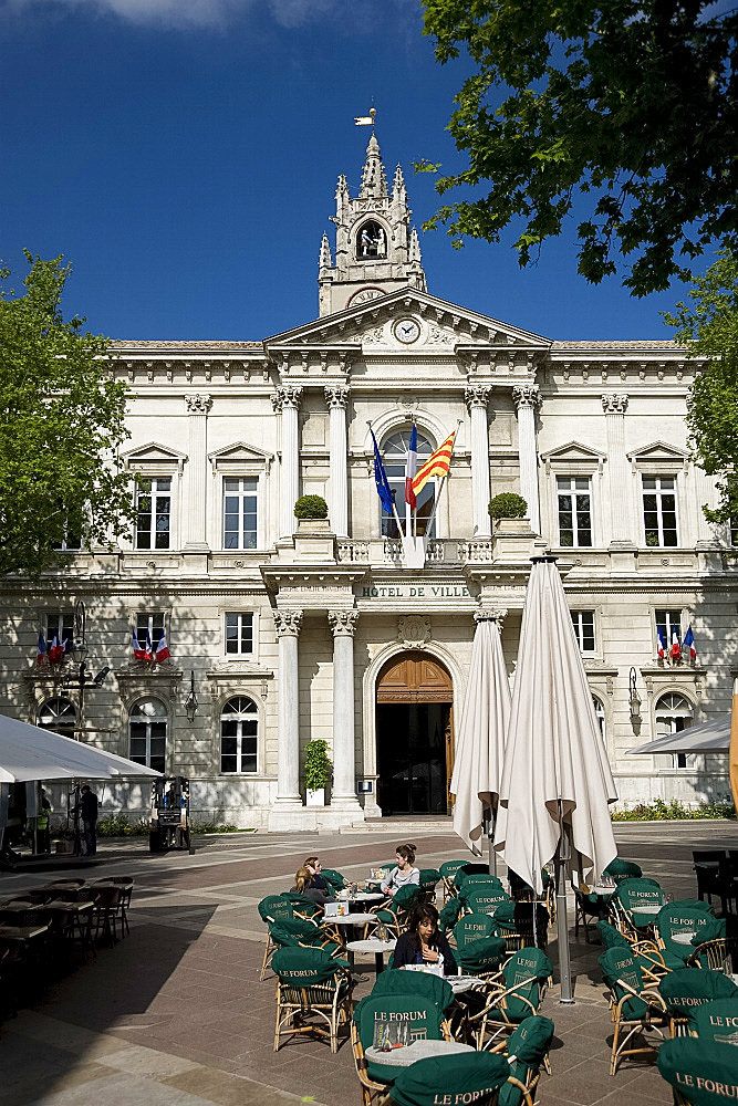 A cafe in front of the Hotel de Ville in Avignon, Vaucluse, Provence, France, Europe