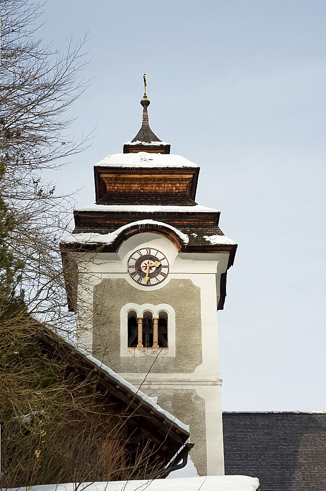 Hallstatter Pfarrkirche und Beinhas, an old church on a hillside in Hallstatt, UNESCO World Heritage Site, Salzkammergut, Austria, Europe