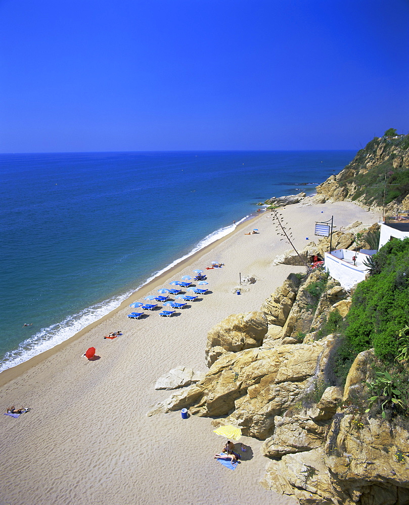 Typical Costa Brava beach near Calella, Costa Brava, Catalunya (Catalonia) (Cataluna), Spain, Europe