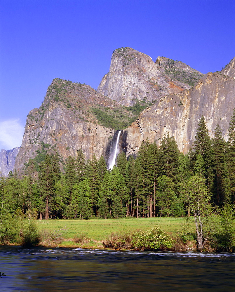 Bridalveil Falls and Yosemite Valley, Yosemite National Park, UNESCO World Heritage Site, California, USA, North America