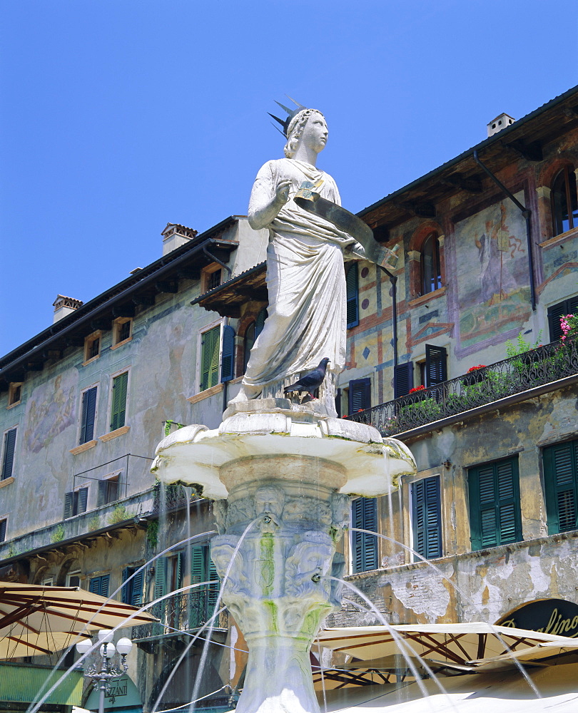 Fountain in Piazza delle Erbe, Verona, Veneto, Italy, Europe