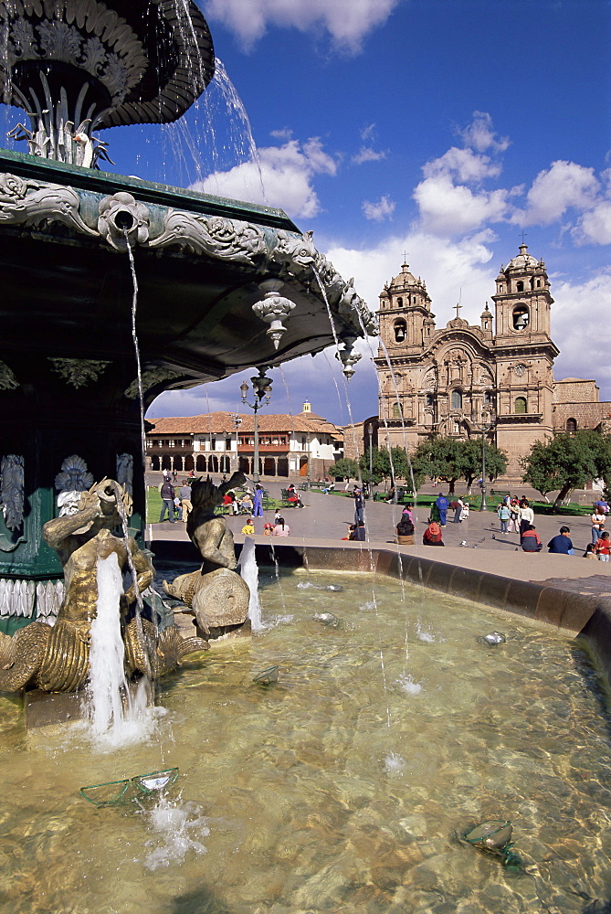 Fountain and the Christian cathedral beyond, Cuzco Ciity (Cusco), UNESCO World Heritage Site, Peru, South America