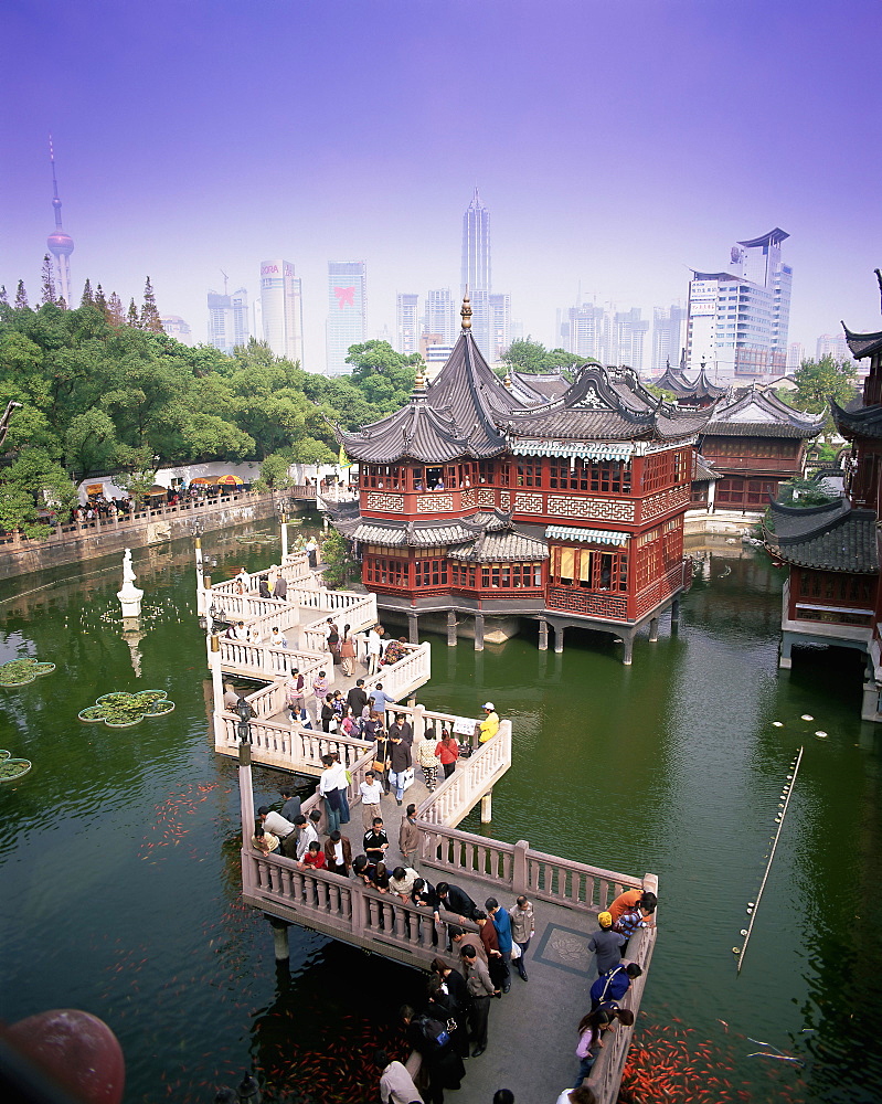 Yu Yuan tea house and city skyline, Yu Yuan Shangcheng, Yu Gardens Bazaar, Shanghai, China, Asia