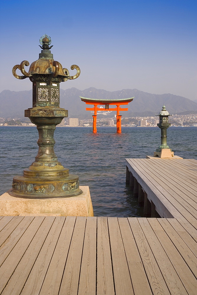 The vermillion coloured O-Torii (Grand Gate) of the Shinto shrine, Itsukushima (Itsuku-shima) shrine, UNESCO World Heritage Site, Miyajima, Hiroshima area, island of Honshu, Japan, Asia