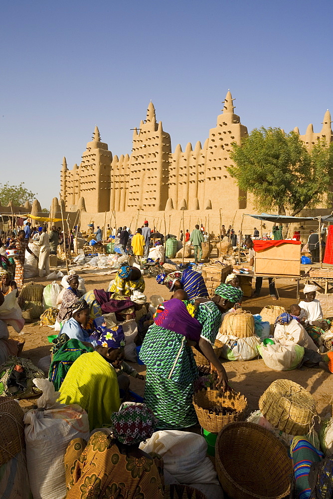 The Monday market in front of the Djenne Mosque, the largest mud structure in the world, UNESCO World Heritage Site, Djenne, Niger Inland Delta, Mali, West Africa, Africa