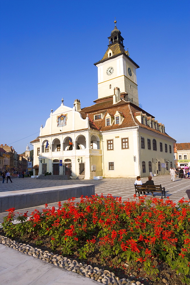 Piata Sfatului, the centre of medieval Brasov, the Council House (Casa Sfatului) dating from 1420 topped by a Trumpeter's Tower, the old city hall now houses the Brasov Historical Museum, Brasov, Transylvania, Romania, Europe