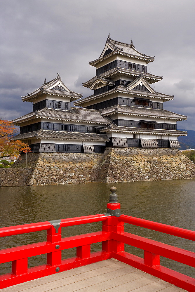 Matsumoto-jo (Matsumoto Castle), three-turreted donjon built in 1595 in contrasting black and white, surrounded by a moat with access across ornate red bridges, Matsumoto, Nagano Prefecture, Central Honshu (Chubu), Japan, Asia