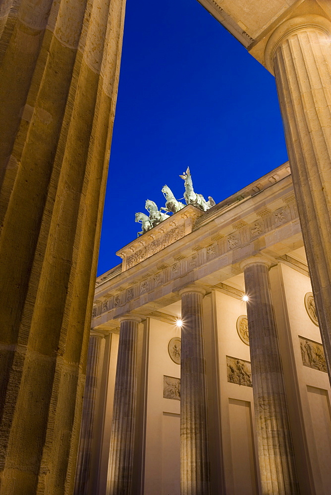 Quadriga on Brandenburger Tor (Brandenburg Gate) illuminated at night in Pariser Platz, Berlin, Germany, Europe