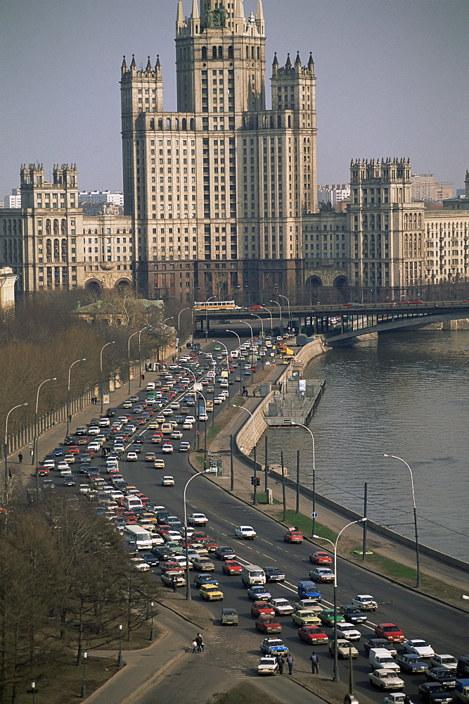 Rush hour traffic on Moskvoretskaya, Moskva River, Moscow, Russia, Europe